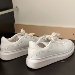 White flat sneakers